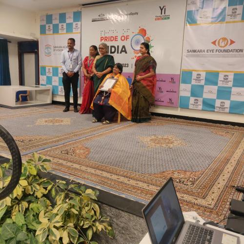 Madhu Singhal receiving the Pride of India certificate.